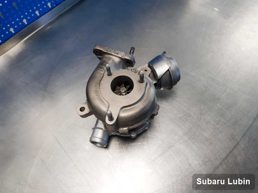 Wyremontowana w firmie zajmującej się regeneracją w Lubinie turbosprężarka do samochodu z logo Subaru na stole w laboratorium naprawiona przed spakowaniem