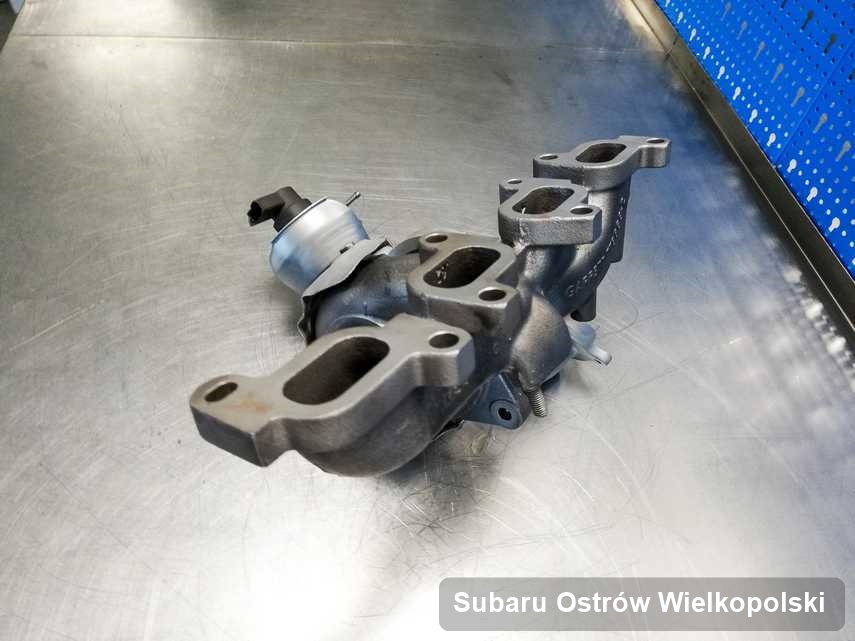 Naprawiona w pracowni regeneracji w Ostrowie Wielkopolskim turbosprężarka do aut  koncernu Subaru na stole w laboratorium zregenerowana przed nadaniem