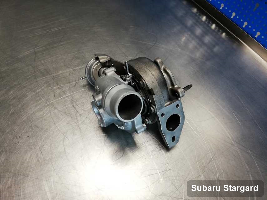 Wyczyszczona w firmie zajmującej się regeneracją w Stargardzie turbosprężarka do pojazdu z logo Subaru na stole w pracowni wyremontowana przed wysyłką