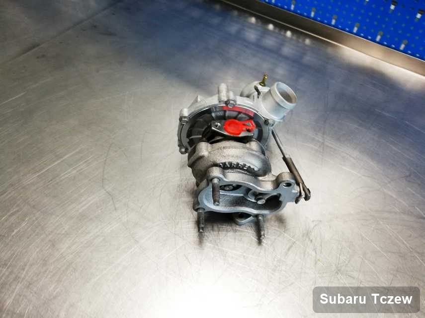 Naprawiona w przedsiębiorstwie w Tczewie turbosprężarka do aut  marki Subaru na stole w warsztacie wyremontowana przed wysyłką