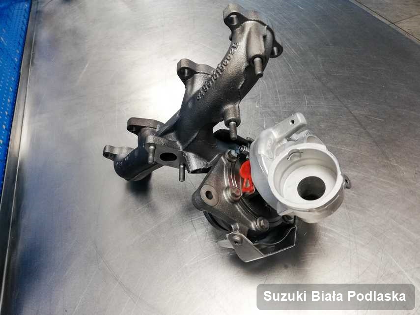 Zregenerowana w firmie w Białej Podlaskiej turbosprężarka do auta spod znaku Suzuki na stole w warsztacie wyremontowana przed wysyłką