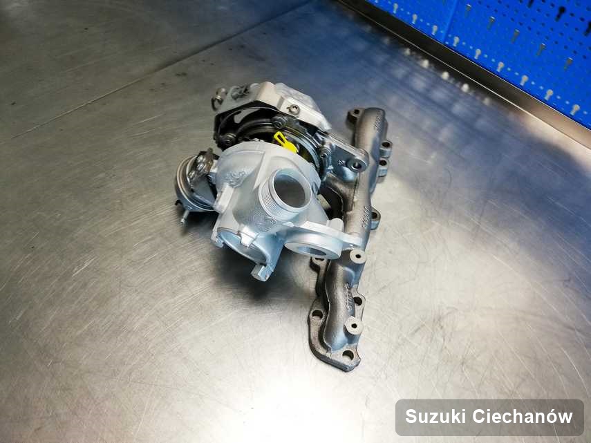 Naprawiona w przedsiębiorstwie w Ciechanowie turbosprężarka do osobówki firmy Suzuki na stole w laboratorium naprawiona przed wysyłką