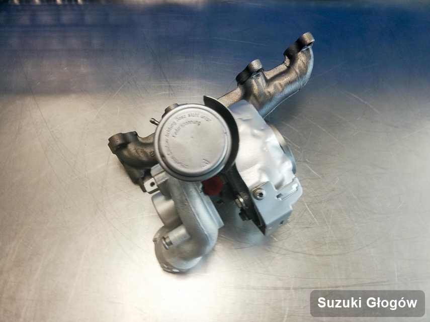 Wyczyszczona w pracowni regeneracji w Głogowie turbosprężarka do osobówki z logo Suzuki przyszykowana w laboratorium po naprawie przed nadaniem