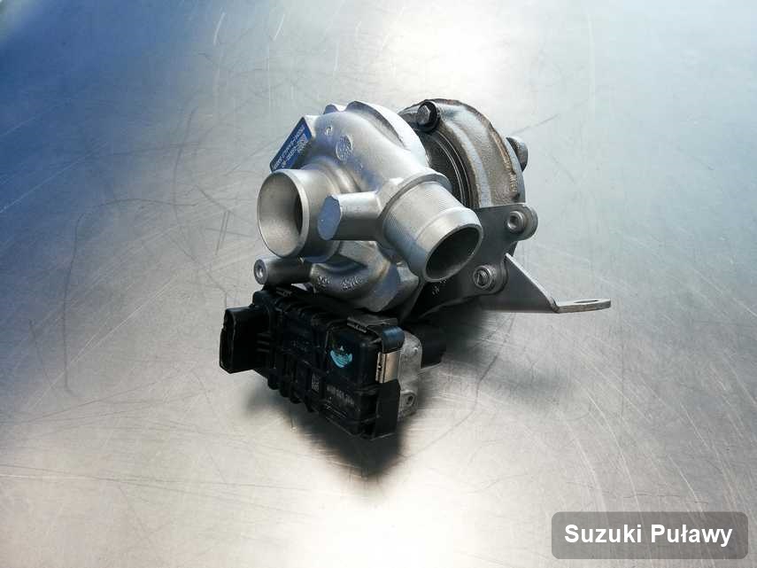Zregenerowana w laboratorium w Puławach turbina do aut  marki Suzuki na stole w warsztacie zregenerowana przed wysyłką
