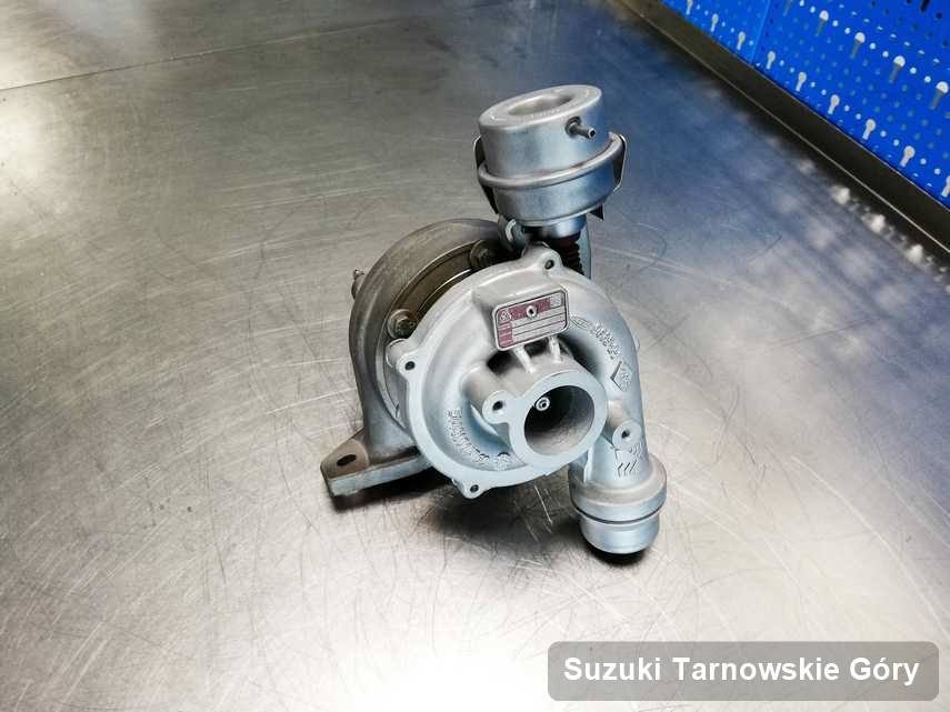 Zregenerowana w pracowni regeneracji w Tarnowskich Górach turbosprężarka do auta producenta Suzuki na stole w pracowni naprawiona przed nadaniem