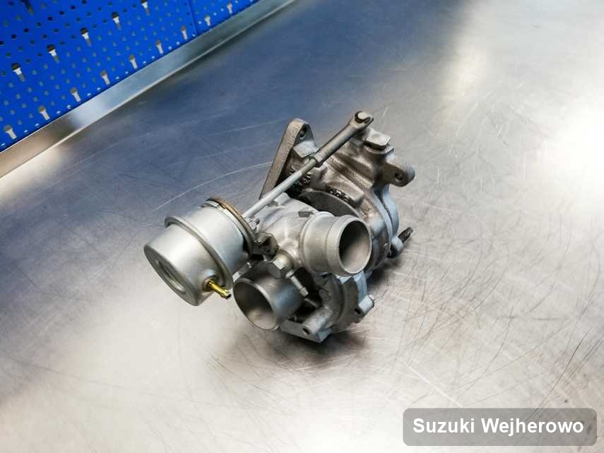 Naprawiona w pracowni regeneracji w Wejherowie turbina do pojazdu firmy Suzuki na stole w laboratorium wyremontowana przed spakowaniem