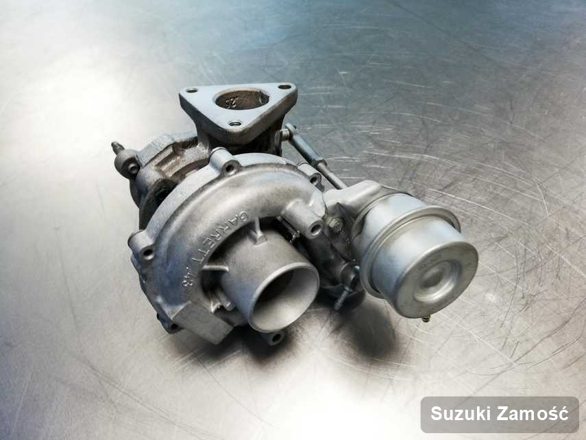 Naprawiona w pracowni regeneracji w Zamościu turbosprężarka do pojazdu koncernu Suzuki na stole w laboratorium po remoncie przed wysyłką