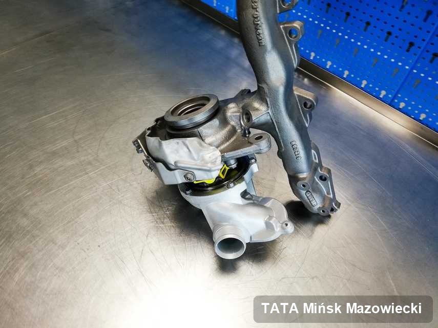 Zregenerowana w pracowni regeneracji w Mińsku Mazowieckim turbosprężarka do samochodu z logo TATA na stole w warsztacie po naprawie przed wysyłką