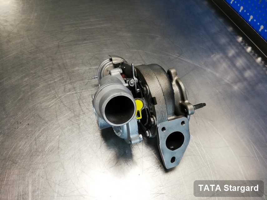 Wyremontowana w przedsiębiorstwie w Stargardzie turbosprężarka do pojazdu koncernu TATA na stole w pracowni po regeneracji przed wysyłką