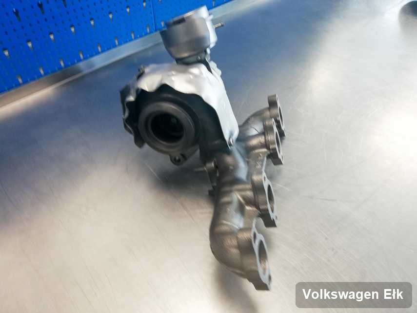 Zregenerowana w przedsiębiorstwie w Ełku turbina do pojazdu marki Volkswagen przyszykowana w laboratorium po regeneracji przed nadaniem