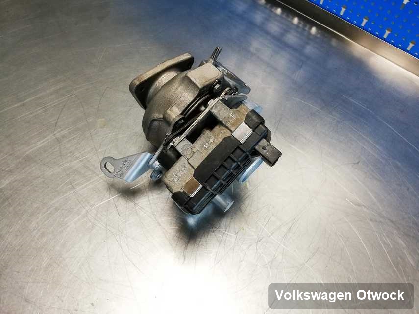 Wyczyszczona w pracowni w Otwocku turbosprężarka do samochodu marki Volkswagen przyszykowana w laboratorium zregenerowana przed spakowaniem