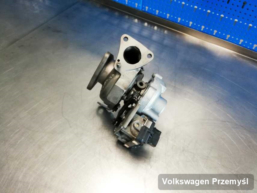 Zregenerowana w firmie w Przemyślu turbosprężarka do osobówki koncernu Volkswagen przygotowana w warsztacie po regeneracji przed spakowaniem