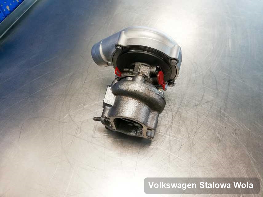 Naprawiona w pracowni regeneracji w Stalowej Woli turbina do samochodu marki Volkswagen na stole w laboratorium wyremontowana przed wysyłką
