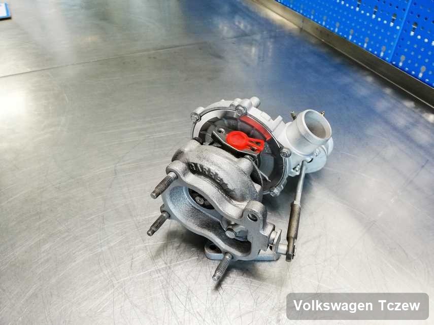 Wyremontowana w pracowni w Tczewie turbina do pojazdu spod znaku Volkswagen na stole w laboratorium po regeneracji przed spakowaniem