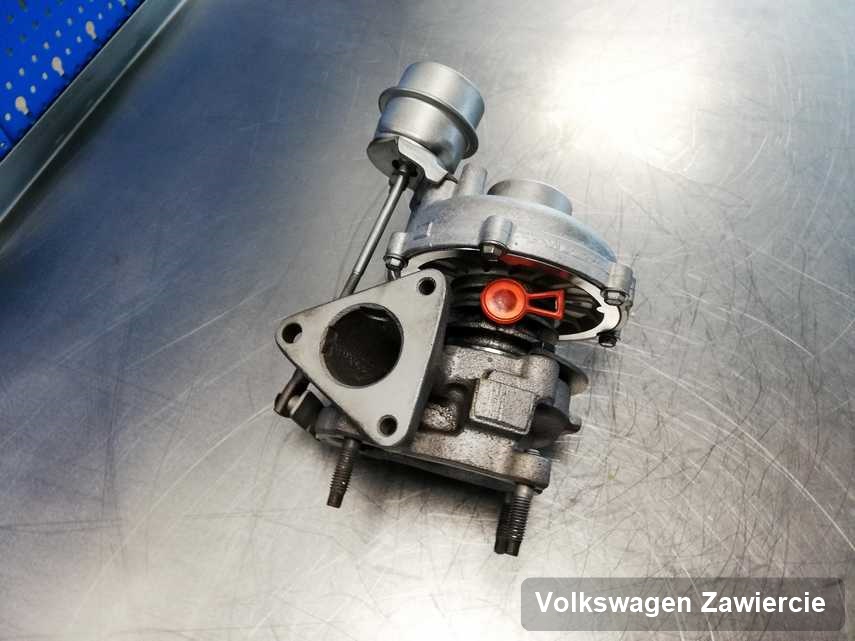 Naprawiona w firmie w Zawierciu turbosprężarka do samochodu marki Volkswagen na stole w laboratorium po naprawie przed wysyłką