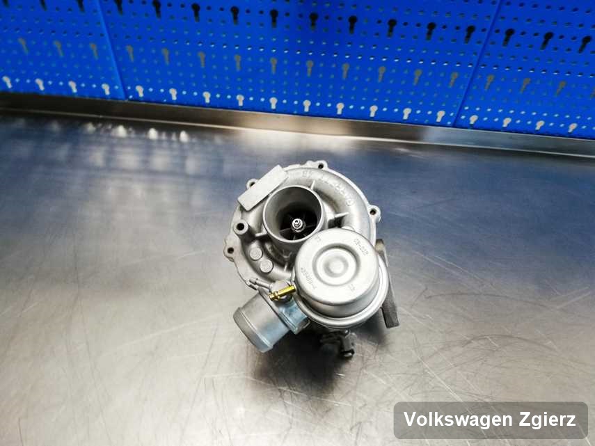 Zregenerowana w pracowni regeneracji w Zgierzu turbina do osobówki marki Volkswagen na stole w warsztacie naprawiona przed wysyłką