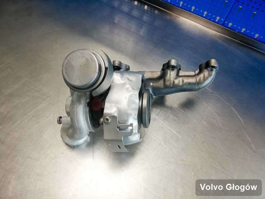 Wyczyszczona w przedsiębiorstwie w Głogowie turbina do osobówki z logo Volvo na stole w warsztacie naprawiona przed nadaniem