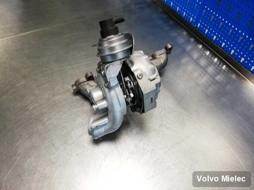 Wyczyszczona w laboratorium w Mielcu turbosprężarka do osobówki firmy Volvo przyszykowana w warsztacie naprawiona przed spakowaniem