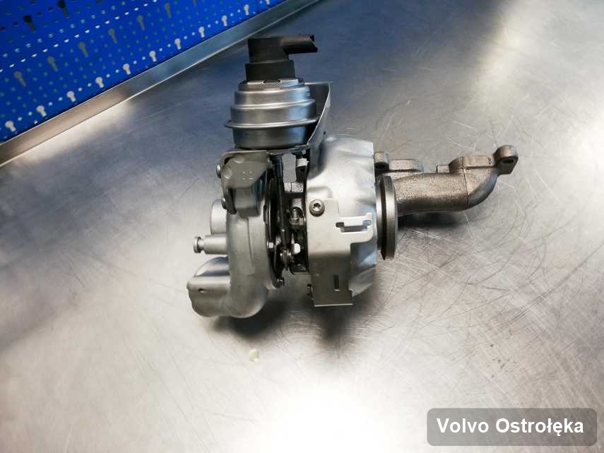 Zregenerowana w laboratorium w Ostrołęce turbosprężarka do samochodu spod znaku Volvo przygotowana w laboratorium po naprawie przed spakowaniem