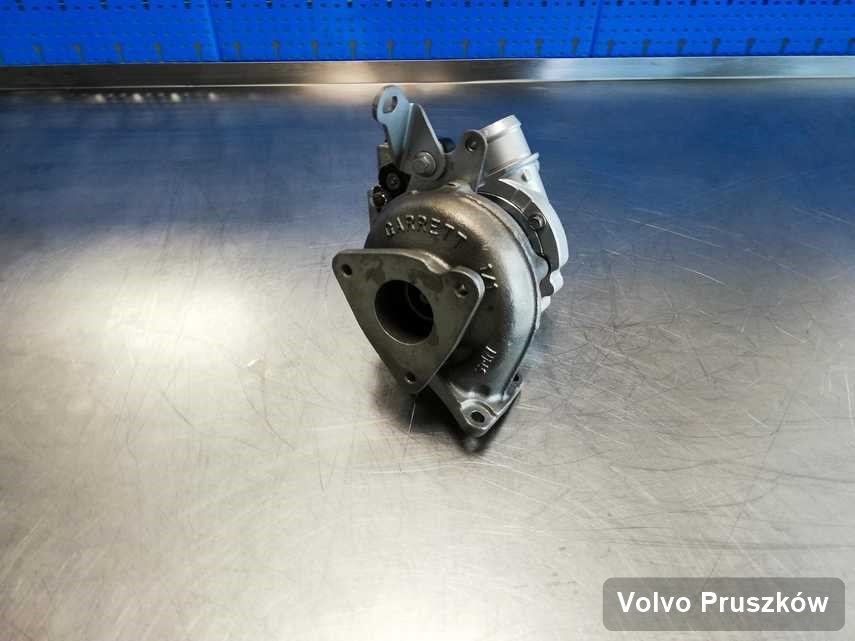 Naprawiona w pracowni w Pruszkowie turbosprężarka do samochodu marki Volvo przyszykowana w laboratorium po regeneracji przed nadaniem