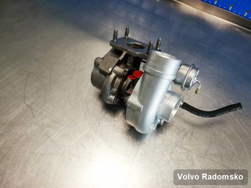 Wyczyszczona w pracowni regeneracji w Radomsku turbina do osobówki koncernu Volvo na stole w laboratorium naprawiona przed wysyłką