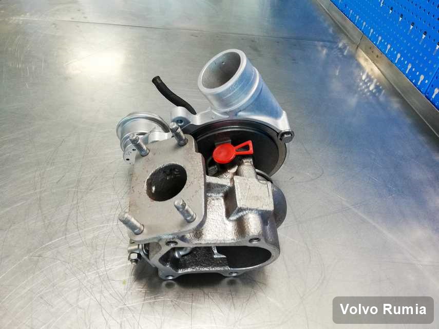Wyczyszczona w laboratorium w Rumi turbosprężarka do samochodu z logo Volvo przygotowana w pracowni zregenerowana przed wysyłką