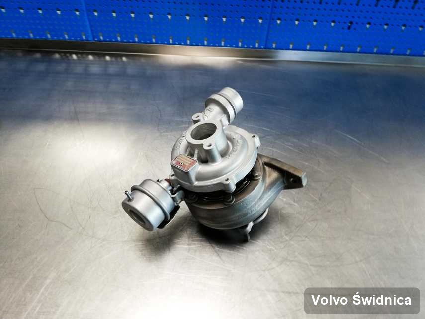 Wyczyszczona w pracowni regeneracji w Świdnicy turbina do pojazdu producenta Volvo przygotowana w pracowni zregenerowana przed nadaniem