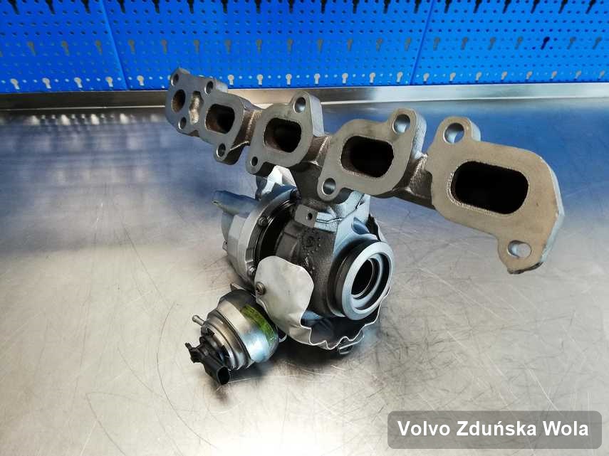 Zregenerowana w pracowni regeneracji w Zduńskiej Woli turbosprężarka do auta marki Volvo na stole w warsztacie po naprawie przed wysyłką